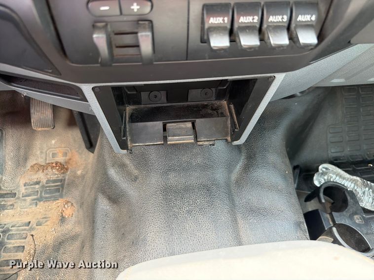 image for item EW8623 2012 Ford F550 Super Duty Crew Cab truck cab and chassis
