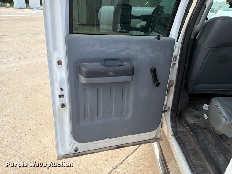 image for item EW8623 2012 Ford F550 Super Duty Crew Cab truck cab and chassis