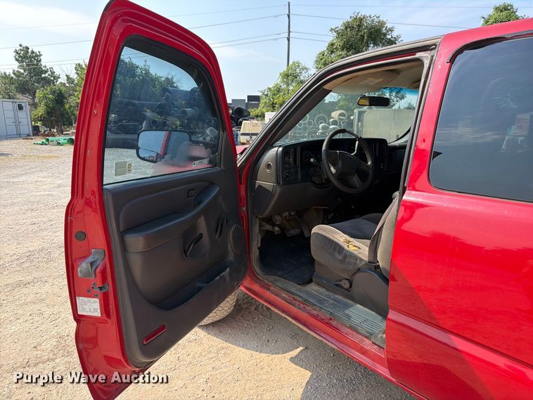 image for item EX2583 2006 Chevrolet Silverado 2500HD Ext. Cab pickup truck