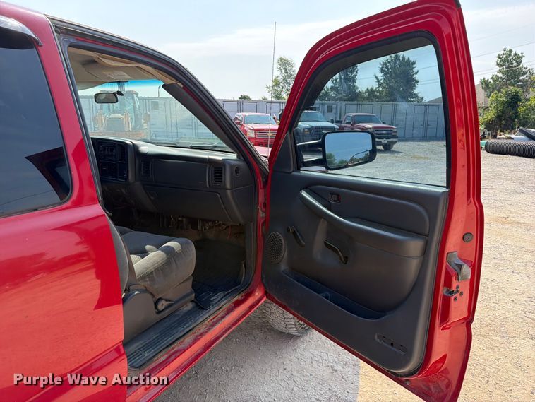 image for item EX2583 2006 Chevrolet Silverado 2500HD Ext. Cab pickup truck