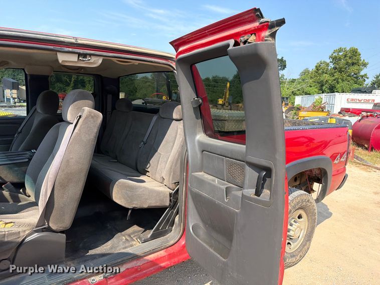 image for item EX2583 2006 Chevrolet Silverado 2500HD Ext. Cab pickup truck