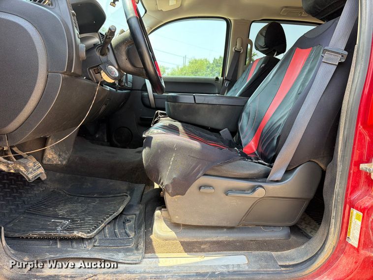 image for item EX2584 2013 Chevrolet Silverado 1500 Crew Cab pickup truck