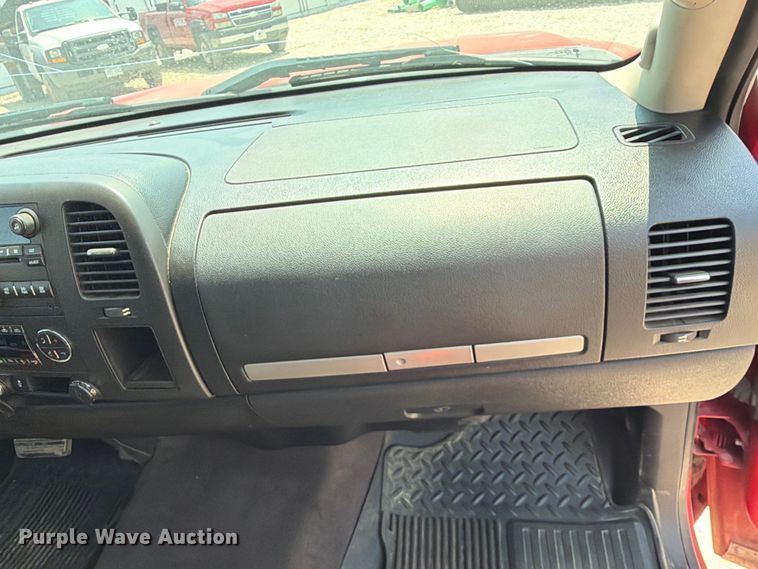 image for item EX2584 2013 Chevrolet Silverado 1500 Crew Cab pickup truck