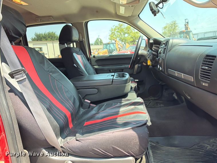 image for item EX2584 2013 Chevrolet Silverado 1500 Crew Cab pickup truck