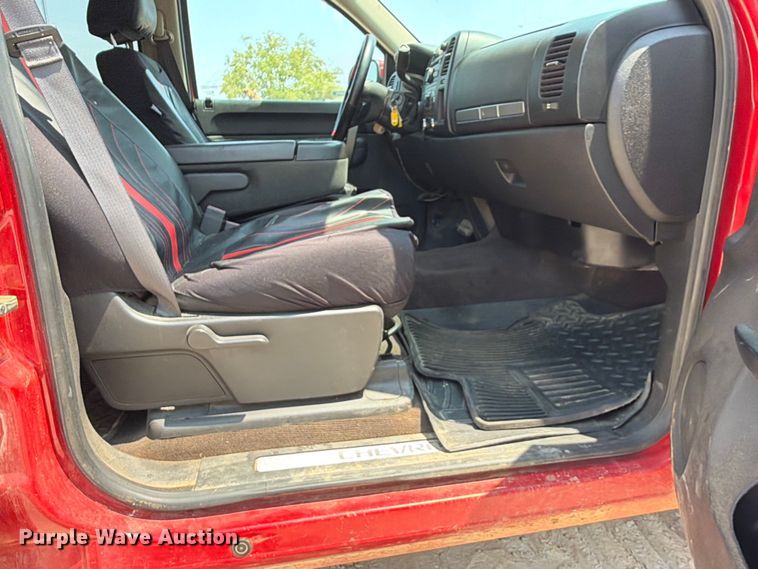 image for item EX2584 2013 Chevrolet Silverado 1500 Crew Cab pickup truck