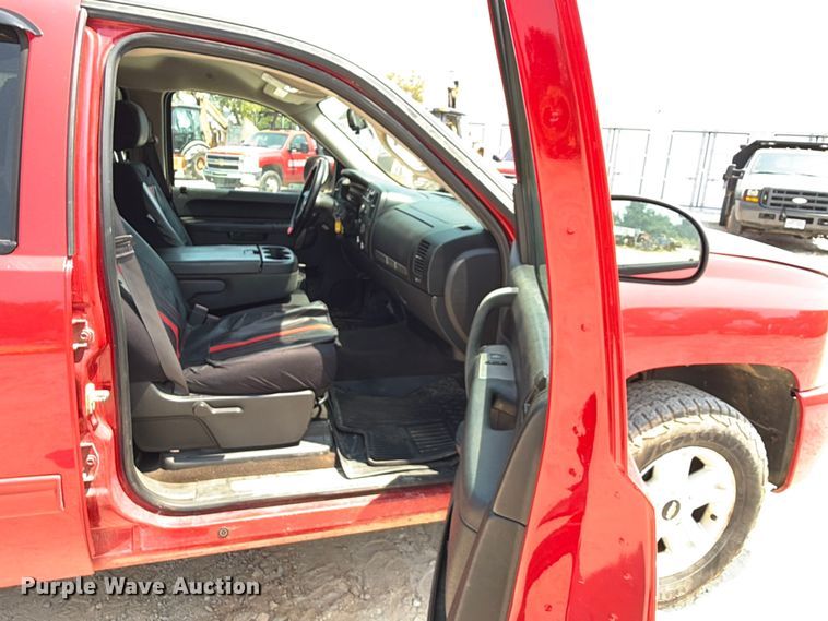 image for item EX2584 2013 Chevrolet Silverado 1500 Crew Cab pickup truck