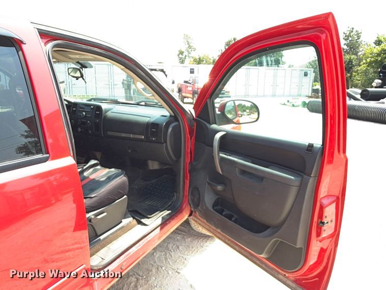 image for item EX2584 2013 Chevrolet Silverado 1500 Crew Cab pickup truck