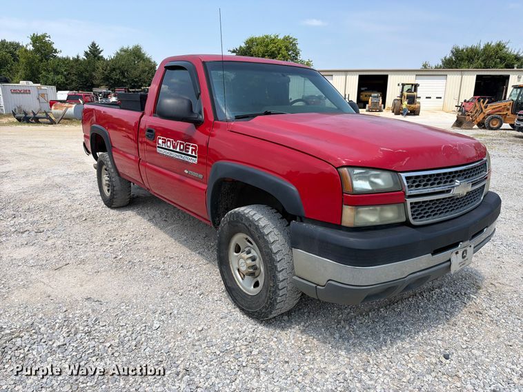 image for item EX2586 2005 Chevrolet Silverado 2500HD pickup truck