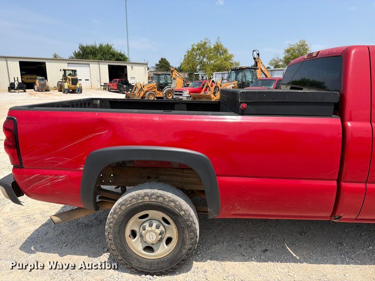 image for item EX2586 2005 Chevrolet Silverado 2500HD pickup truck