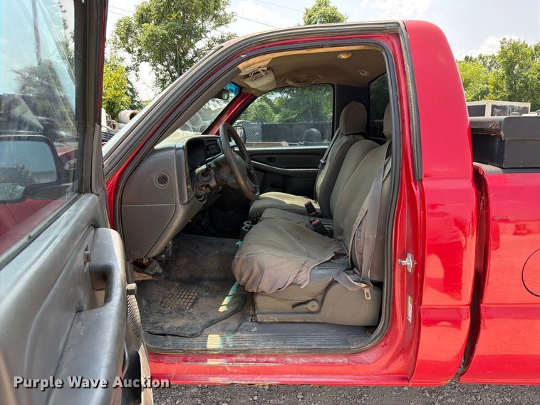 image for item EX2586 2005 Chevrolet Silverado 2500HD pickup truck