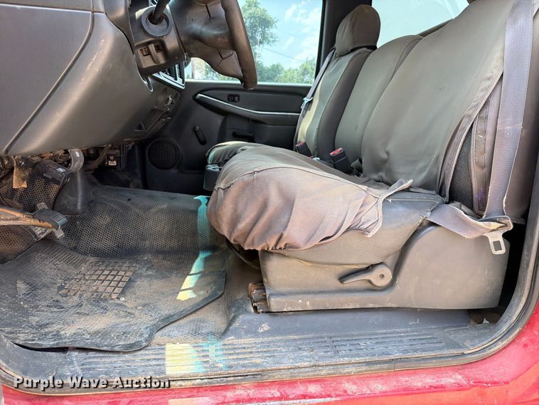 image for item EX2586 2005 Chevrolet Silverado 2500HD pickup truck