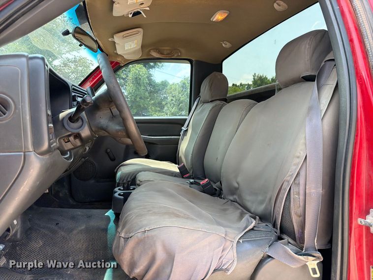 image for item EX2586 2005 Chevrolet Silverado 2500HD pickup truck