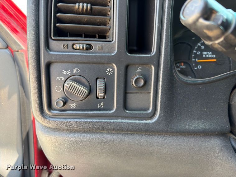 image for item EX2586 2005 Chevrolet Silverado 2500HD pickup truck