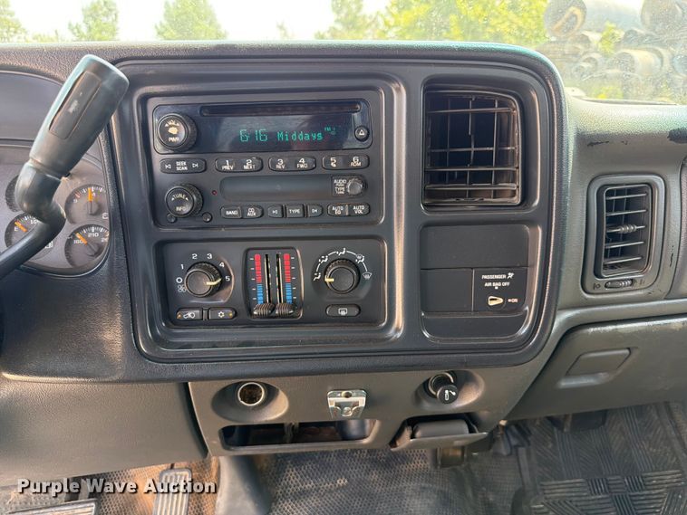 image for item EX2586 2005 Chevrolet Silverado 2500HD pickup truck