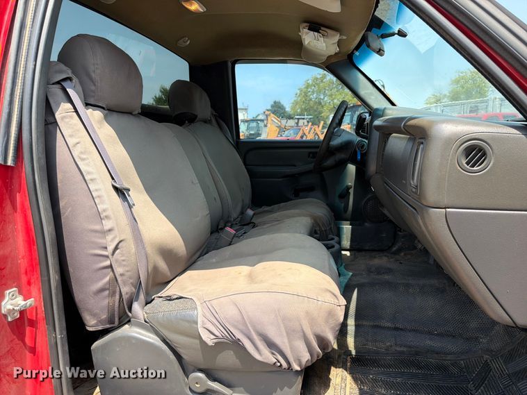 image for item EX2586 2005 Chevrolet Silverado 2500HD pickup truck