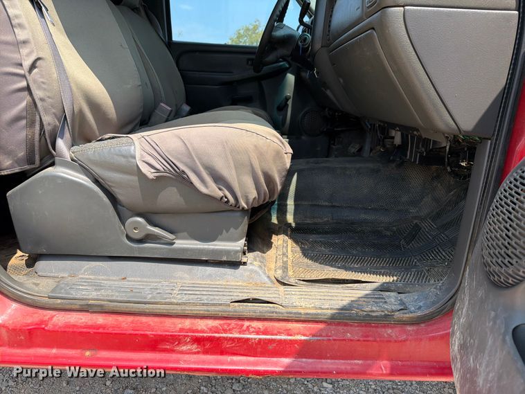 image for item EX2586 2005 Chevrolet Silverado 2500HD pickup truck