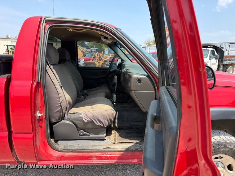 image for item EX2586 2005 Chevrolet Silverado 2500HD pickup truck