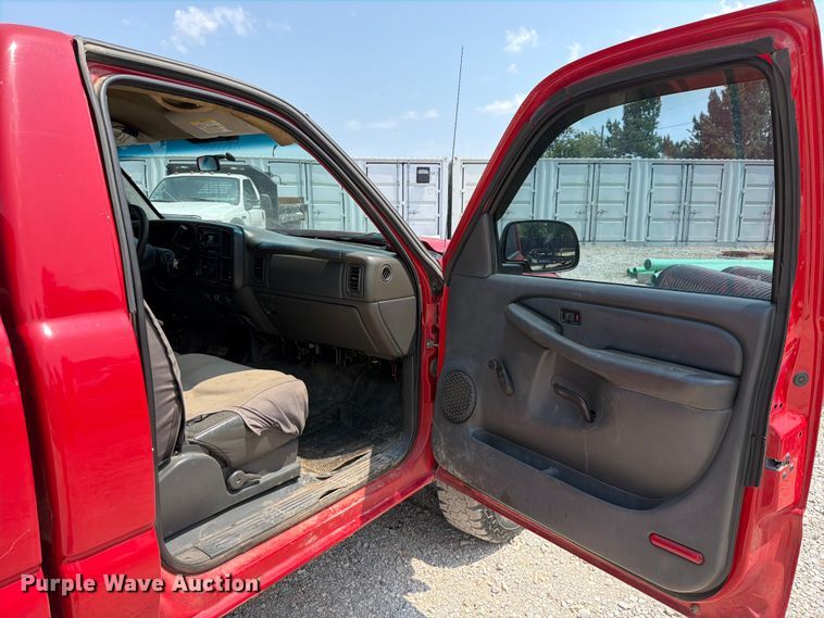 image for item EX2586 2005 Chevrolet Silverado 2500HD pickup truck