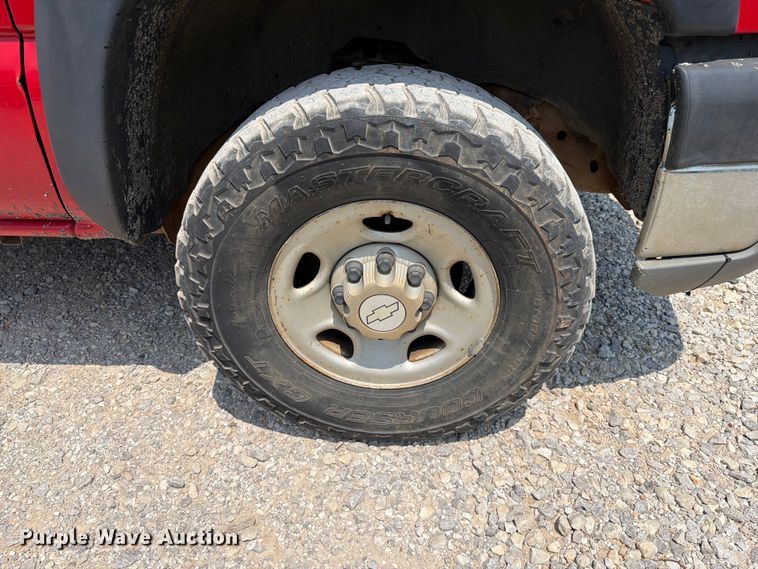 image for item EX2586 2005 Chevrolet Silverado 2500HD pickup truck