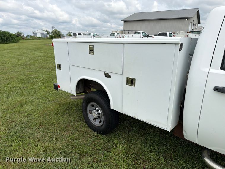 image for item EX4562 2010 Chevrolet Silverado 3500HD utility bed pickup truck