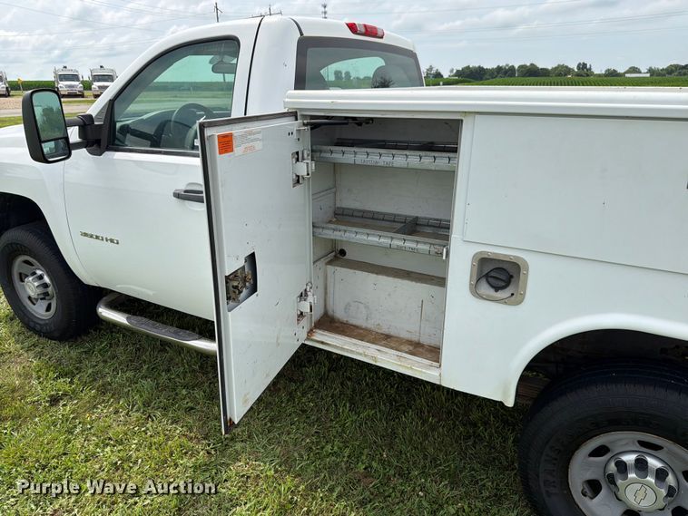 image for item EX4562 2010 Chevrolet Silverado 3500HD utility bed pickup truck