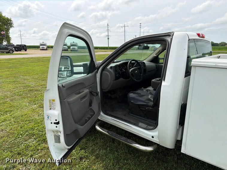 image for item EX4562 2010 Chevrolet Silverado 3500HD utility bed pickup truck