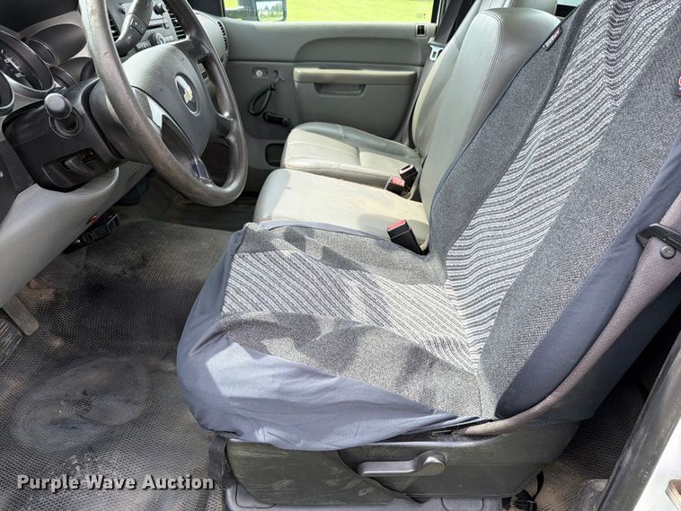 image for item EX4562 2010 Chevrolet Silverado 3500HD utility bed pickup truck