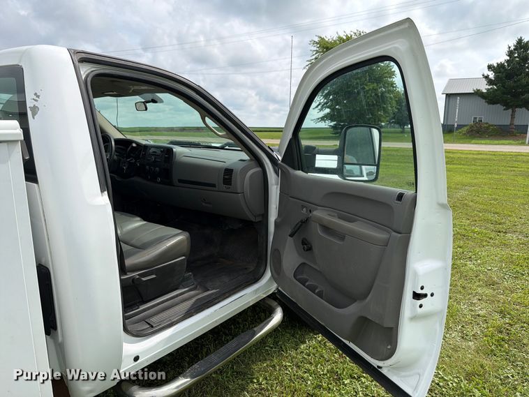 image for item EX4562 2010 Chevrolet Silverado 3500HD utility bed pickup truck