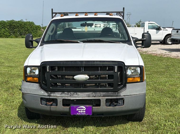 image for item EX4565 2006 Ford F350 Super Duty utility bed pickup truck