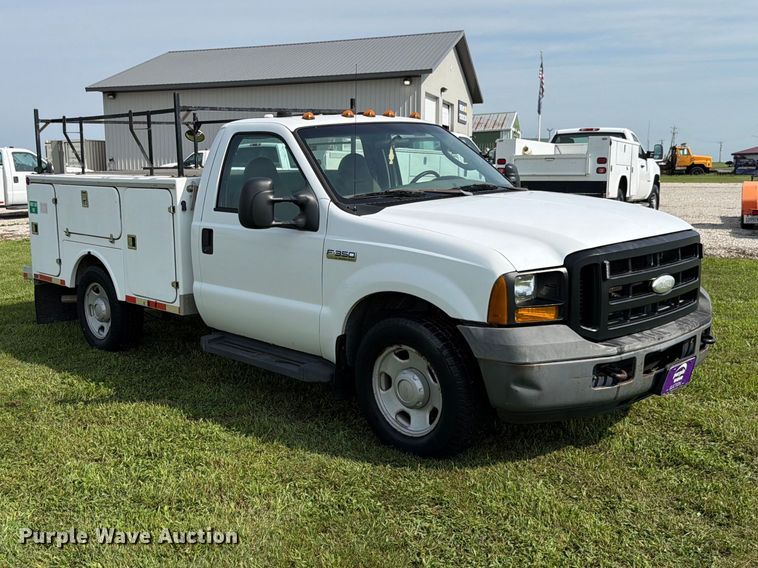 image for item EX4565 2006 Ford F350 Super Duty utility bed pickup truck