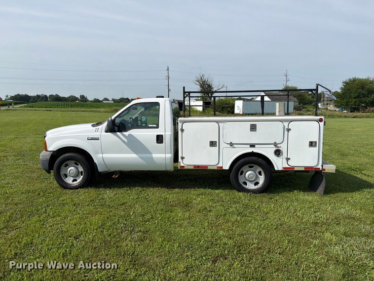 image for item EX4565 2006 Ford F350 Super Duty utility bed pickup truck