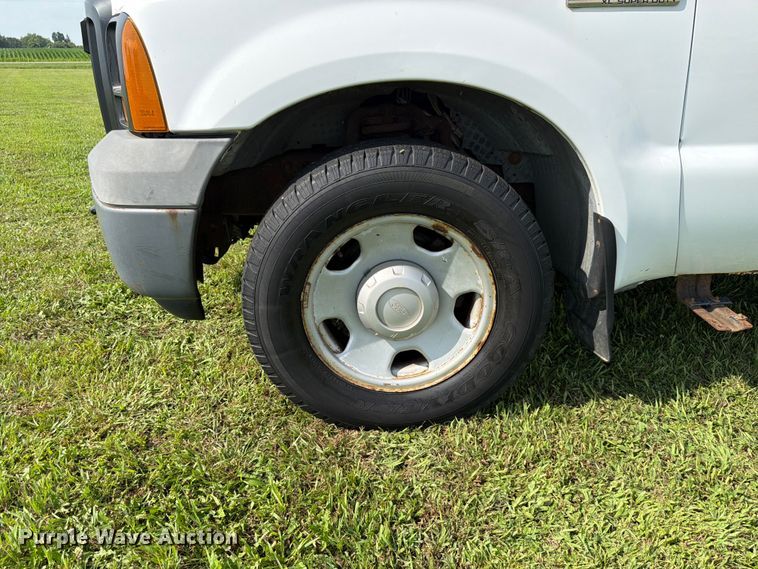 image for item EX4565 2006 Ford F350 Super Duty utility bed pickup truck