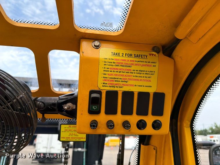 image for item FB4966 Load Lifter 2410-15D forklift