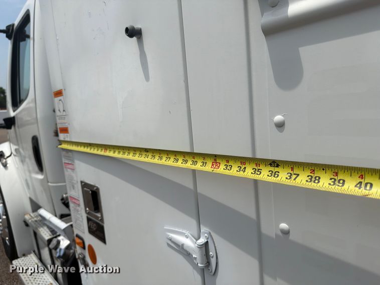 image for item FB4971 2015 Freightliner Business Class M2 utility / service truck