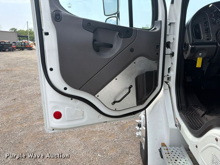 image for item FB4971 2015 Freightliner Business Class M2 utility / service truck