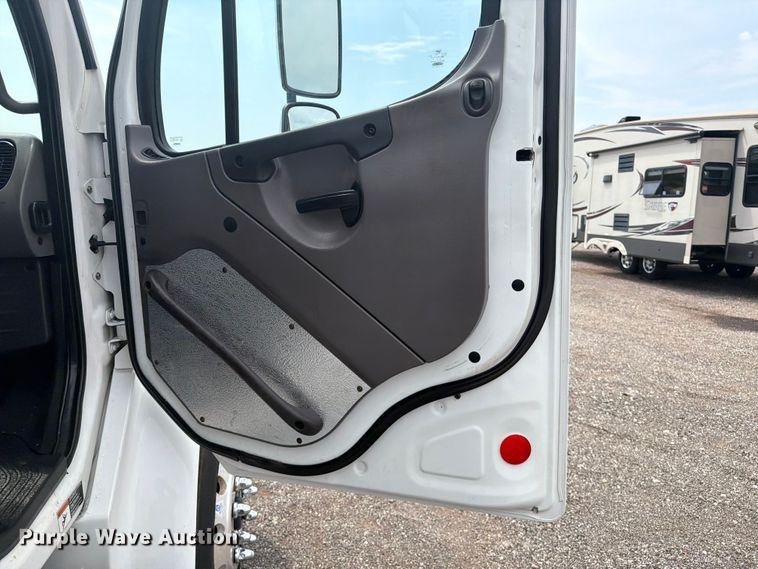 image for item FB4971 2015 Freightliner Business Class M2 utility / service truck