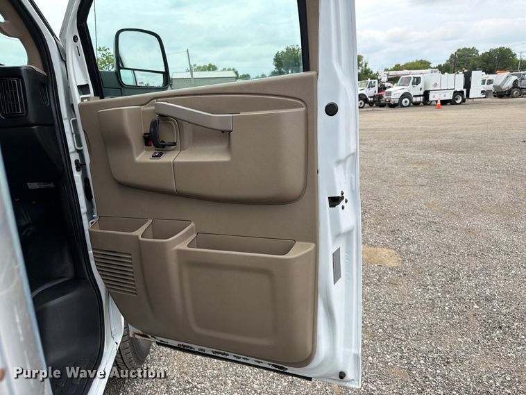 image for item FB4979 2017 Chevrolet Express 4500 box truck