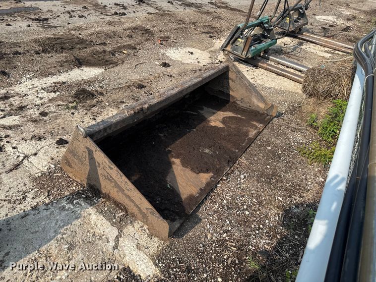 Skid steer bucket