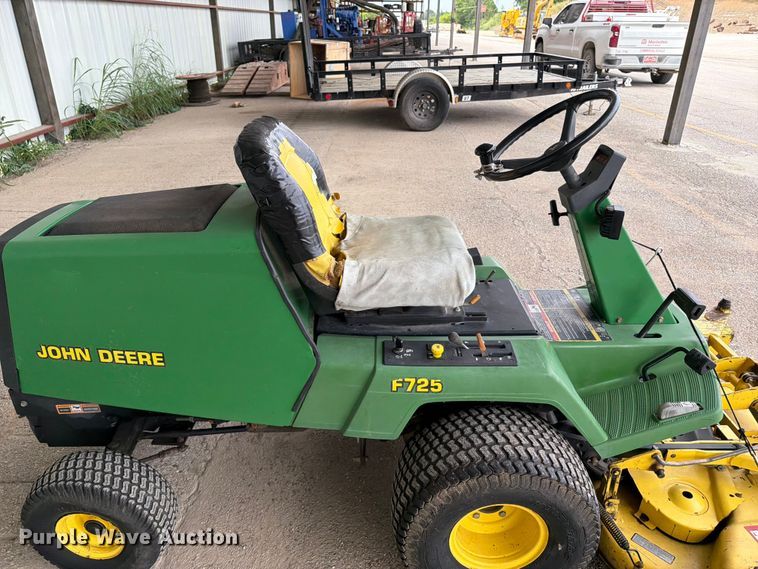 image for item FC0986 John Deere F725 lawn mower