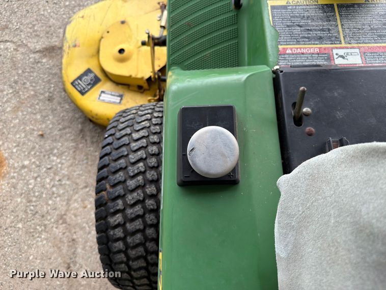 image for item FC0986 John Deere F725 lawn mower