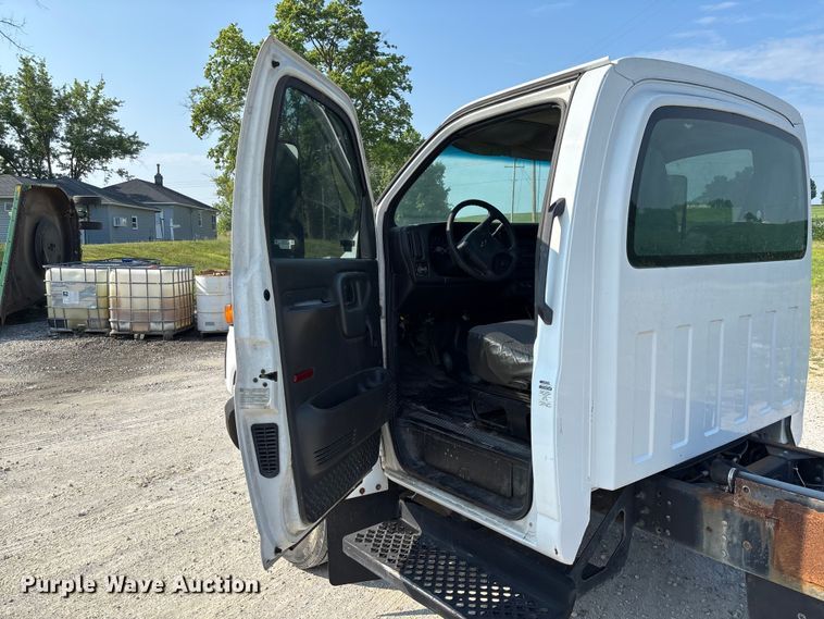 image for item FC1963 2003 Chevrolet C4500 truck cab and chassis
