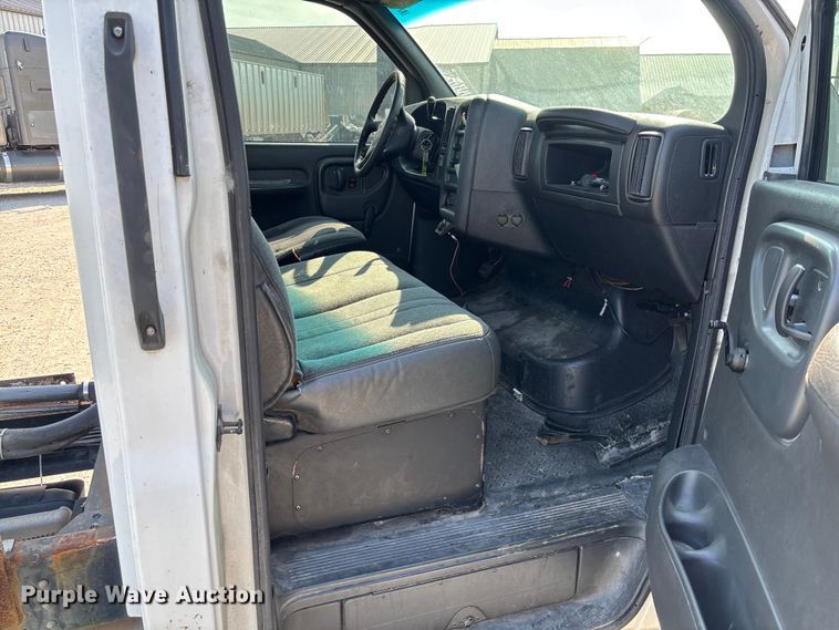image for item FC1963 2003 Chevrolet C4500 truck cab and chassis