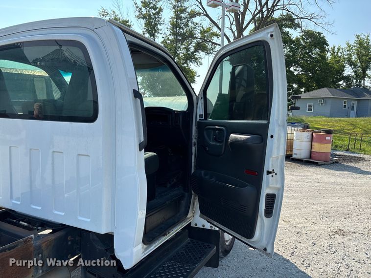 image for item FC1963 2003 Chevrolet C4500 truck cab and chassis