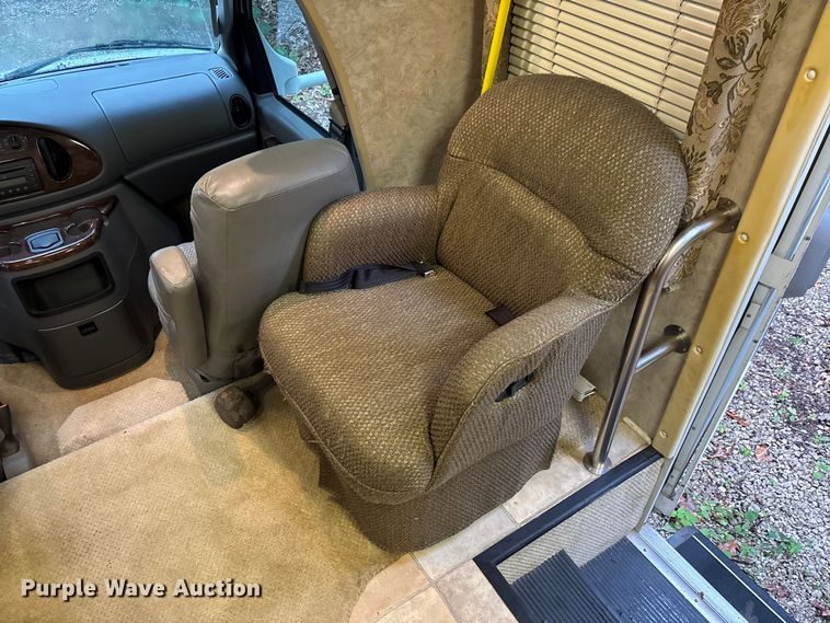 image for item FC1982 2005 Ford E450 Super Duty Atlantis Holiday Rambler RV