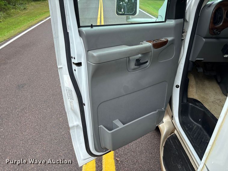 image for item FC1982 2005 Ford E450 Super Duty Atlantis Holiday Rambler RV