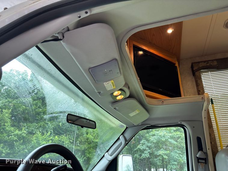 image for item FC1982 2005 Ford E450 Super Duty Atlantis Holiday Rambler RV