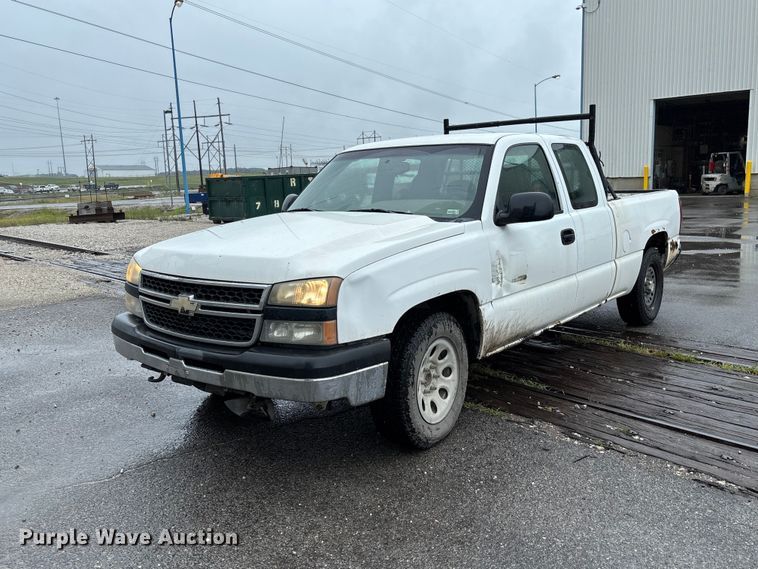 2006 Chevrolet Silverado 1500 Ext. Cab pickup truck