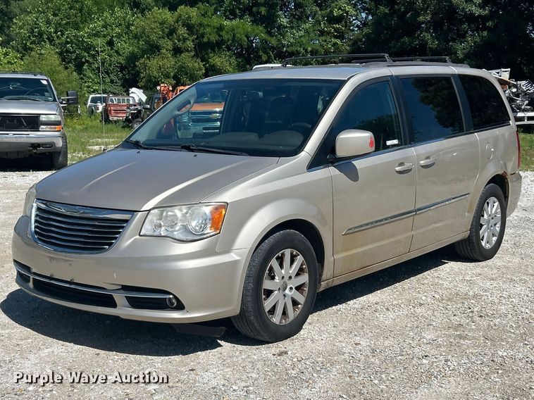 2013 Chrysler Town And Country van