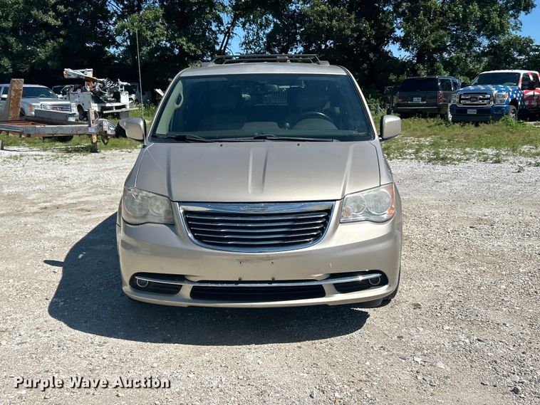 image for item FC2791 2013 Chrysler Town And Country van