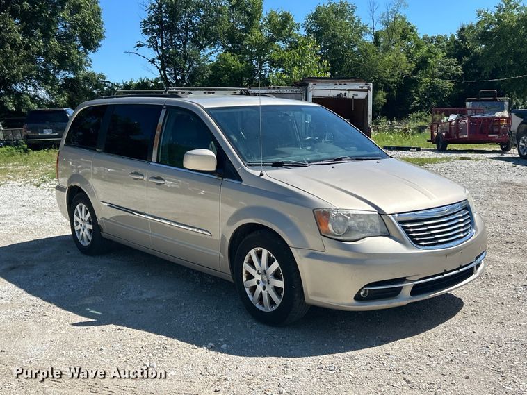 image for item FC2791 2013 Chrysler Town And Country van
